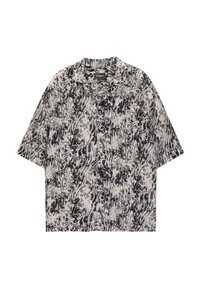 Camicia a maniche corte in un tessuto leggero con un motivo astratto bianco e nero, dotata di un colletto classico e una vestibilità rilassata.