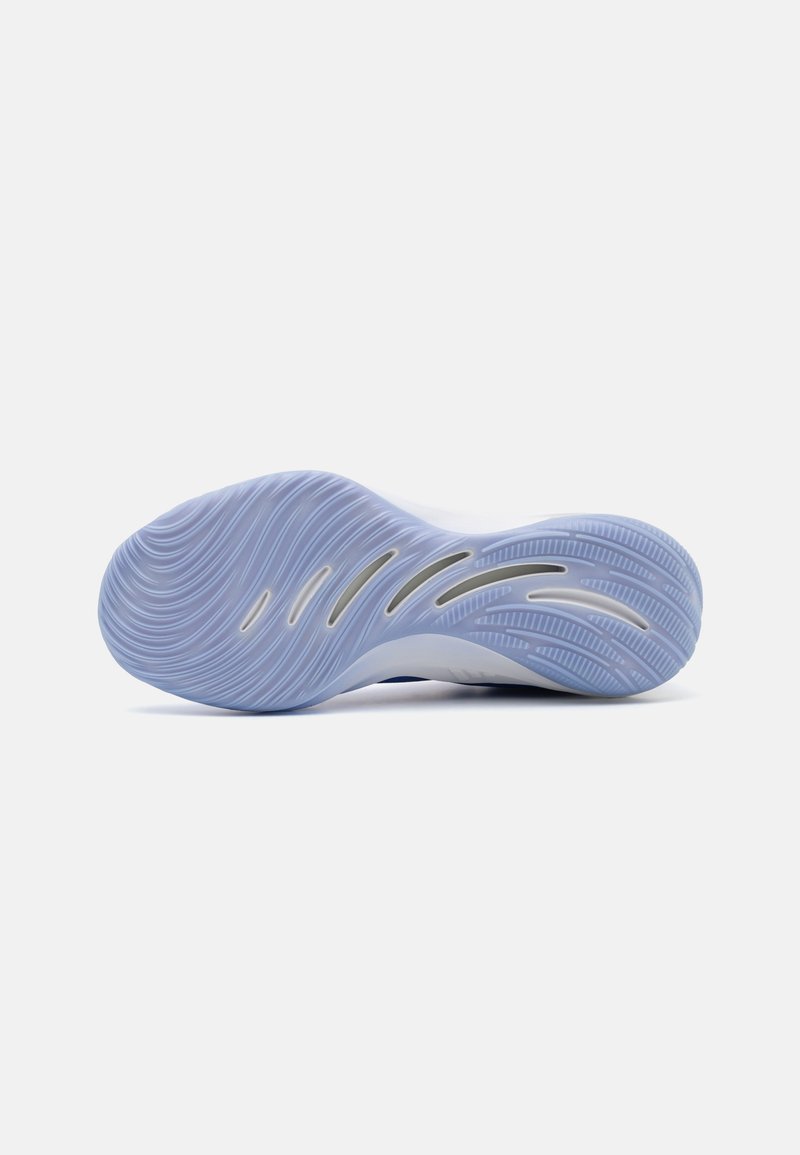 Suola della scarpa con un design curvo e testurizzato. Predominantemente blu chiaro con scanalature ondulate e accenti bianchi per aderenza e flessibilità.