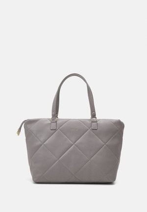 Szara pikowana torebka na ramię z podwójnymi uchwytami, złotym suwakiem oraz subtelnym wytłoczonym logo marki na przodzie.