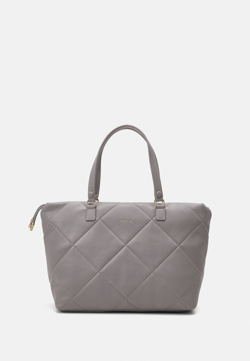 Sac à main matelassé gris avec double poignée, détail de fermeture éclair dorée et nom de la marque subtilement embossé à l'avant.