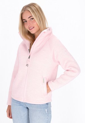 Světle růžová fleece bunda s vysokým límcem, zipem a dvěma postranními kapsami. Viditelné texturované látky a detaily šití.