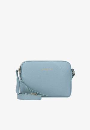 Hellblaues Leder-Crossbody-Bag mit texturiertem Finish, goldfarbenem Logo-Detail und verstellbarem Träger. Reißverschlussverschluss oben.