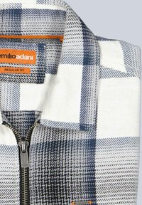 Kariertes Hemd mit Kragen, das blaue und weiße Muster aufweist. Verfügt über einen Reißverschluss und ein oranges Markenetikett mit der Aufschrift "emilio adani".