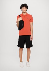 EA7 Emporio Armani TRAIN CORE - Polo shirt - ginger spice