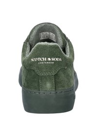 Dunkelgrüner Wildledersneaker von hinten betrachtet, mit dem "Scotch & Soda Amsterdam"-Logo oberhalb der Ferse und einer dunklen Gummisohle.