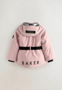 Rozā ūdensizturīga jakas ar kapuci, melniem akcentiem, logo uz muguras un piedurknēm, kā arī melna josta ar atkārtotu uzrakstu. Sudraba iekšējā odere.