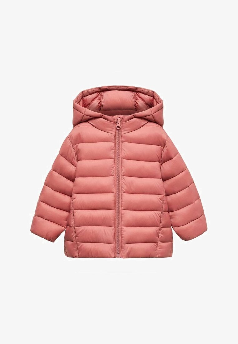Różowa kurtka puchowa z kapturem, z zamkiem błyskawicznym z przodu, pikowaną konstrukcją i miękką, gładką fakturą. Krótkie rękawy i brak widocznych kieszeni.