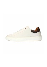 Witte leren sneaker met een gladde textuur, contrasterende bruine leren accent op de hiel en een dikke witte rubberen zool. Eenvoudig vetersluiting ontwerp.