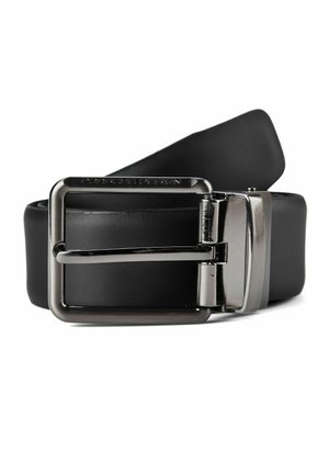 Ceinture en cuir noir avec boucle rectangulaire en argent poli gravée de "Porsche Design", roulée sur fond blanc.