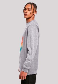 Grauer Pullover mit langen Ärmeln, der ein farbenfrohes abstraktes Design auf der Vorderseite zeigt. Weicher Stoff und eine lockere Passform.