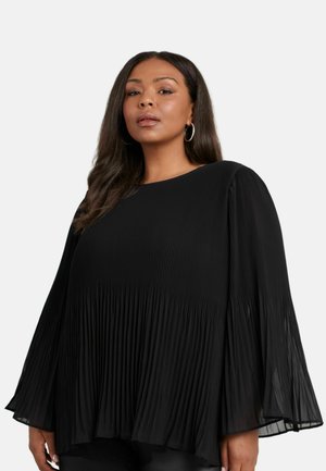 Blouse plissée noire avec un col rond et des manches larges. Fabriquée en tissu léger avec des plis verticaux prononcés et une coupe décontractée.