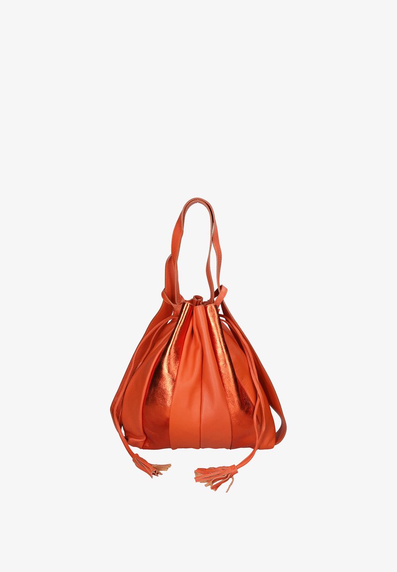 Oranje leren tas met een metallic glans, slappe vorm, gerimpelde bovenkant, dubbele banden en kwastdetails. Textuurfinish en levendige kleur.