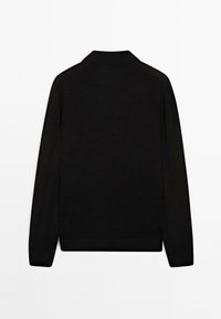 Černý dlouhý rukáv top s límečkem, vyrobený z hladké tkaniny. Čistý design bez výzdoby nebo vzorů, bezproblémové provedení.