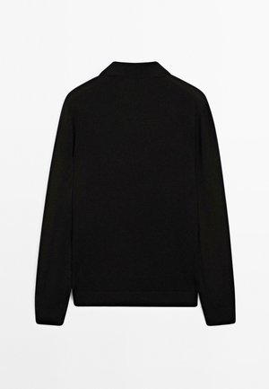 Zwarte lange mouwen top met een kraag, gemaakt van een gladde stof. Schoon ontwerp zonder versieringen of patronen, naadloze afwerking.