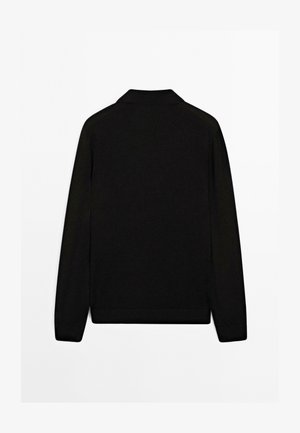 Schwarzes Langarmoberteil mit Kragen, aus einem glatten Stoff gefertigt. Sauberes Design ohne Verzierungen oder Muster, nahtloser Abschluss.