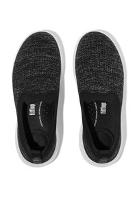 Zwarte instapschoenen met een bovenwerk van gestructureerd gebreid materiaal, een witte rubberen zool en subtiele branding op de binnenzool. Geen veters of zichtbare sluitingen.