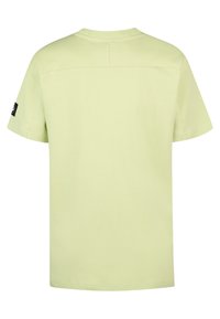 Lichtgroene katoenen t-shirt met een ronde halslijn, korte mouwen en een klein logo op de linkermouw. Achteraanzicht zichtbaar.