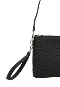 Borsa a tracolla in pelle intrecciata nera con tracolla rimovibile, scomparto con zip e cinturino per polso per diverse opzioni di trasporto.