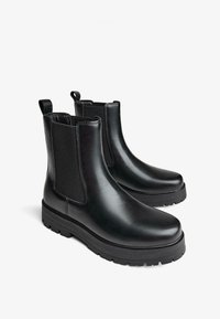 Czarne skórzane buty Chelsea z elastycznymi panelami po bokach, pętelkami do ściągania i wytrzymałymi gumowymi podeszwami, z gładkim wykończeniem i okrągłym noskiem.