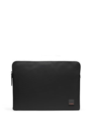 Svart rektangulær smal laptophylse med glidelåslukking og liten firkantet logopatch nederst til høyre.