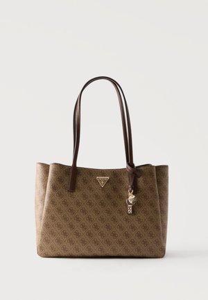 Brun mønstret Guess tote-taske med dobbelte mørkebrune håndtag og guldt logo vedhæng på ensfarvet baggrund.