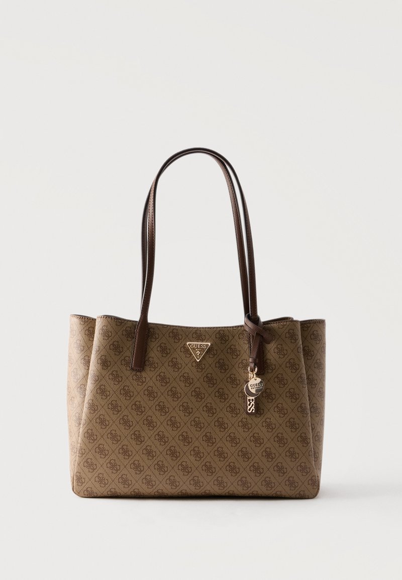 Sac cabas Guess marron à motifs avec doubles anses marron foncé et pendentif logo doré sur fond uni.