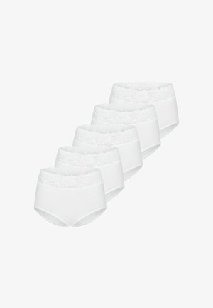 Cinq culottes blanches pour femmes avec larges bandes en dentelle disposées en ligne diagonale sur un fond blanc.