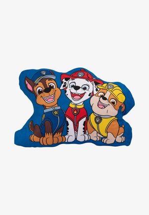 Cuscino blu in peluche a forma di tre cani dei cartoni animati che indossano divise colorate: marrone con un distintivo blu, bianco con un distintivo rosso e fulvo con un distintivo giallo.