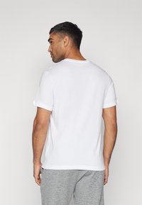 Nike Performance TEE GYM KIT - T-skjorte til trening - white