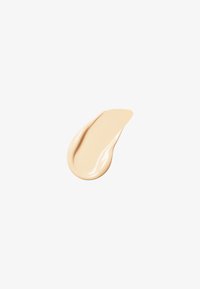 Beige Cremepuder-Teststreifen mit glatter Textur, einem leichten Schimmer und einer tropfenförmigen Form auf einem weißen Hintergrund.