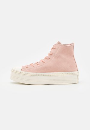 High-top sneaker i pink ruskind med tyk hvid plateau-sål og matchende pink snørebånd, vist fra ydersiden.