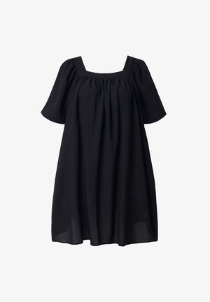 Lockeres schwarzes Kleid mit kurzen Ärmeln, quadratischem Ausschnitt und gerafften Stoffdetails um Brust und Ärmel.
