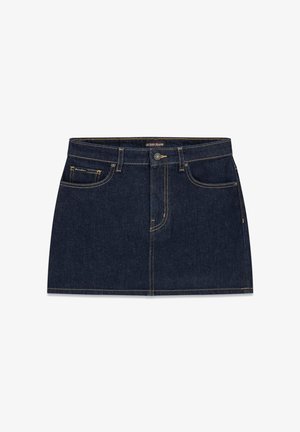 Mini-jupe en denim bleu foncé avec boutons à l'avant, fermeture éclair, deux poches avant et coutures contrastantes en couleur tan.