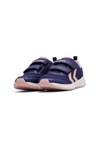 Marineblaue Sportschuhe mit pinken Akzenten, aus Netz- und Synthetikmaterial, mit doppelten Klettverschlüssen und weißen Gummisohlen mit strukturierter Grip-Oberfläche.