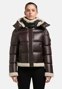 Braune Puffjacke mit fleecegefütterter Kapuze und Kragen, mit gepolsterten Abschnitten, Druckknopfverschluss und strukturierten Bündchen. Akzente in Schafsleder-Optik.