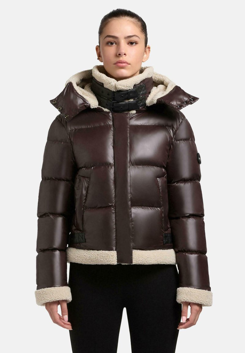 Braune Puffjacke mit fleecegefütterter Kapuze und Kragen, mit gepolsterten Abschnitten, Druckknopfverschluss und strukturierten Bündchen. Akzente in Schafsleder-Optik.