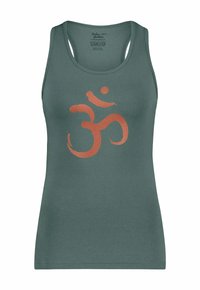Dunkelgrünes Tanktop mit tailliertem Schnitt, auf der Vorderseite mit einem stilisierten orangefarbenen "Om"-Symbol bedruckt. Weicher, dehnbarer Stoff.