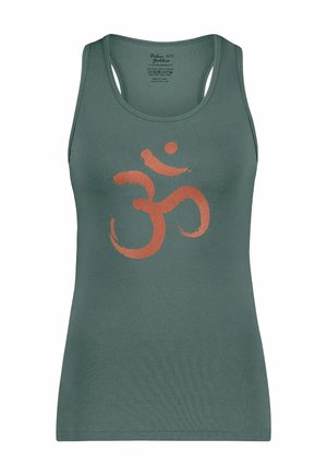 Diepgroen tanktop met een getailleerd ontwerp, voorzien van een gestileerd oranje "Om"-symbool op de voorkant. Zachte, rekbare stof.