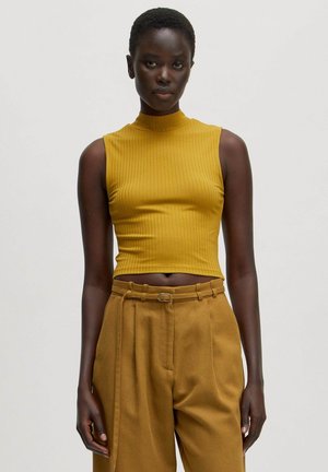 Mosterdgele, geribbelde crop top met hoge hals, gecombineerd met mosterdgele high-waisted broek met riemdetail en wijde pijpen.
