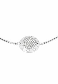 Collar de plata que presenta un colgante redondo con una superficie texturizada, adornado con pequeñas piedras preciosas claras, y un diseño de cadena simple.