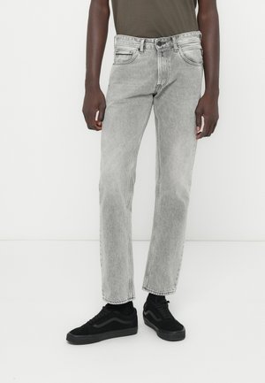 Grå denimjeans med en afslappet pasform, fem-lomme-design og lettoning. Bruges med sorte sneakers med en tekstureret overdel og logo.