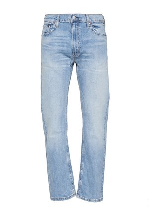 Jean bleu clair à jambes droites avec poches avant, passants de ceinture et fermeture par bouton sur fond blanc.