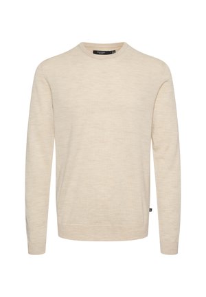Maglione beige a maglia con maniche lunghe, collo a giro e una lieve texture. Etichetta visibile in basso a sinistra. Nessun motivo o abbellimento.