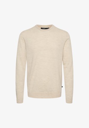 Béžový pletený sveter s dlhými rukávmi, okrúhlym výstrihom a subtílnou textúrou. Štítok viditeľný v dolnom ľavom rohu. Bez vzorov alebo ozdôb.