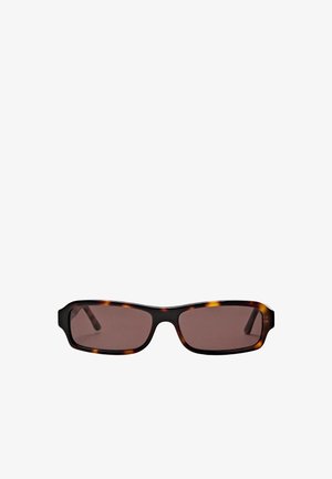 Rechthoekige schildpadzonnebril met donkerbruine glazen en slanke pootjes, afgebeeld tegen een witte achtergrond.