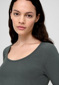 s.Oliver AUS STRETCH - Langarmshirt - olivgrün