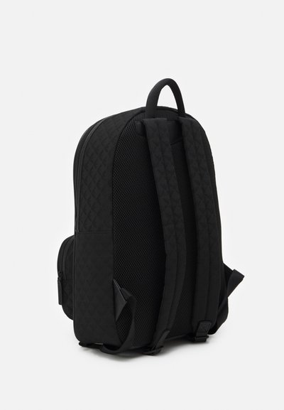 Sac à dos noir en tissu texturé avec un motif en diamant, doté d'un dos rembourré en maille, de bretelles réglables et d'une poche latérale.