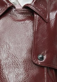 HUGO MISANDO - Trenchcoat - dark purple