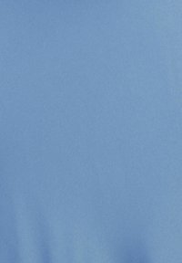 Texture de tissu bleu clair uni avec des plis et des ombres subtils, apparaissant lisse et uniformément colorée partout.