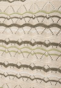 Dzianina z teksturowanym wzorem z naprzemiennymi jasnymi i ciemnymi zielonymi paskami, otoczonymi kremowym i beżowym. Złożone detale koronkowe.